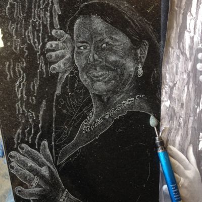Porträt Gravur auf poliertem schwarzem Granit Grabmal nach Fotografie